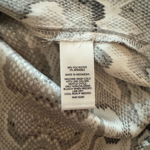 🐍 Women’s Size Medium Express Snakeskin Pattern V-Neck Tank Top T-Shirt - Picture 4 of 8